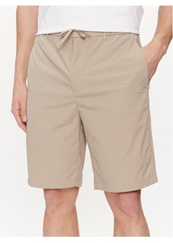 Calvin Klein Szorty materiałowe K10K112836 Beżowy Straight Fit ze sklepu MODIVO w kategorii Spodenki męskie - zdjęcie 182661533