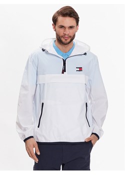 Tommy Jeans Kurtka anorak DM0DM15906 Biały Regular Fit ze sklepu MODIVO w kategorii Kurtki męskie - zdjęcie 182661564