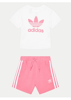 adidas Komplet t-shirt i spodenki adicolor JE1612 Różowy Regular Fit ze sklepu MODIVO w kategorii Komplety dziewczęce - zdjęcie 182661992