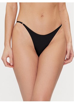 Calvin Klein Underwear Stringi 000QF7323E Czarny ze sklepu MODIVO w kategorii Majtki damskie - zdjęcie 182662210