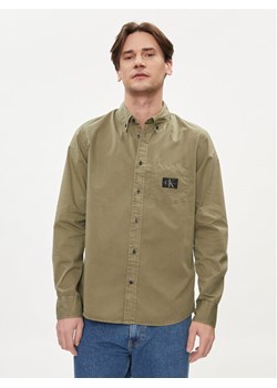 Calvin Klein Jeans Koszula J30J325772 Zielony Regular Fit ze sklepu MODIVO w kategorii Koszule męskie - zdjęcie 182662253