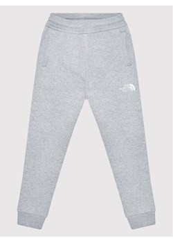 The North Face Spodnie dresowe NF0A2WAI Szary Regular Fit ze sklepu MODIVO w kategorii Spodnie chłopięce - zdjęcie 182662334