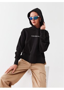 Calvin Klein Jeans Bluza J20J220430 Czarny Regular Fit ze sklepu MODIVO w kategorii Bluzy damskie - zdjęcie 182662452