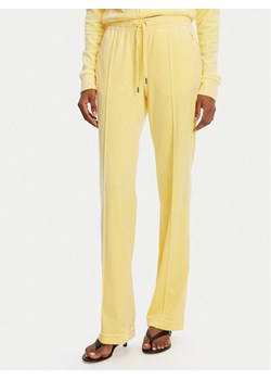 Juicy Couture Spodnie dresowe Tina JCAPW045 Żółty Regular Fit ze sklepu MODIVO w kategorii Spodnie damskie - zdjęcie 182662510