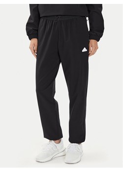 adidas Spodnie dresowe City Escape IT8814 Czarny Regular Fit ze sklepu MODIVO w kategorii Spodnie męskie - zdjęcie 182662563