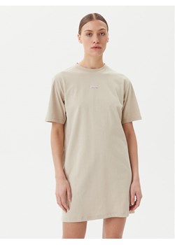 Calvin Klein Jeans Sukienka codzienna J20J225289 Beżowy Relaxed Fit ze sklepu MODIVO w kategorii Sukienki - zdjęcie 182662964