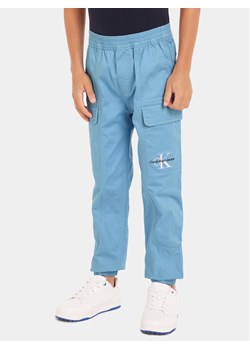 Calvin Klein Jeans Joggery IB0IB01675 Niebieski Regular Fit ze sklepu MODIVO w kategorii Spodnie chłopięce - zdjęcie 182663353