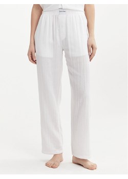 Calvin Klein Underwear Spodnie materiałowe 000QS7140E Biały Relaxed Fit ze sklepu MODIVO w kategorii Piżamy damskie - zdjęcie 182663392