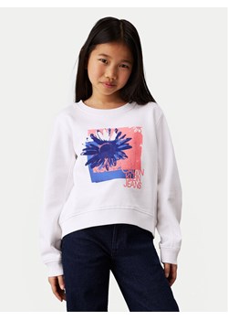 Calvin Klein Jeans Bluza Flower Graphic IG0IG02635 Biały Regular Fit ze sklepu MODIVO w kategorii Bluzy dziewczęce - zdjęcie 182663421