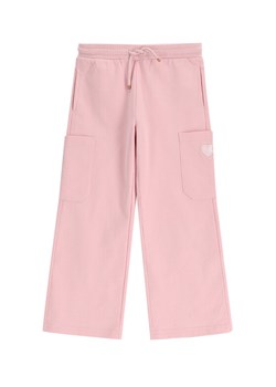 Coccodrillo Spodnie dresowe WC5120102NGK Różowy Regular Fit ze sklepu MODIVO w kategorii Spodnie dziewczęce - zdjęcie 182664673