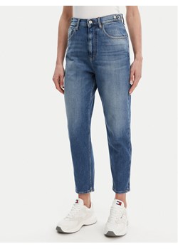 Tommy Jeans Jeansy DW0DW20578 Niebieski Mom Fit ze sklepu MODIVO w kategorii Jeansy damskie - zdjęcie 182665124