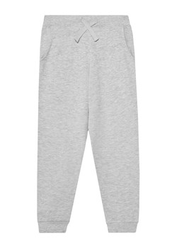 Guess Spodnie dresowe L93Q24 KAUG0 Szary Regular Fit ze sklepu MODIVO w kategorii Spodnie chłopięce - zdjęcie 182665821