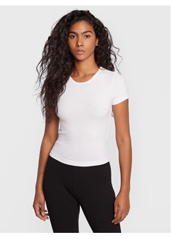 Gina Tricot T-Shirt Basic 17957 Biały Slim Fit ze sklepu MODIVO w kategorii Bluzki damskie - zdjęcie 182665974
