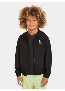Calvin Klein Jeans Kurtka przejściowa Monologo Essential IB0IB02091 Czarny Regular Fit ze sklepu MODIVO w kategorii Kurtki chłopięce - zdjęcie 182666014