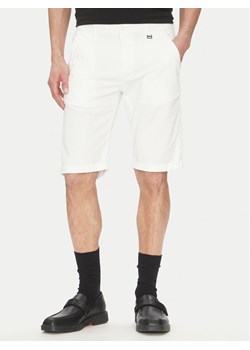 KARL LAGERFELD Szorty materiałowe 265812 552829 Biały Regular Fit ze sklepu MODIVO w kategorii Spodenki męskie - zdjęcie 182666240
