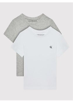 Calvin Klein Jeans Komplet 2 t-shirtów Monogram IB0IB01093 Szary Regular Fit ze sklepu MODIVO w kategorii T-shirty chłopięce - zdjęcie 182667183