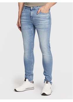 Guess Jeansy Chris M2YA27 D4Q43 Niebieski Super Skinny Fit ze sklepu MODIVO w kategorii Jeansy męskie - zdjęcie 182667830