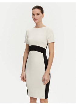 Calvin Klein Sukienka koktajlowa K20K208161 Écru Slim Fit ze sklepu MODIVO w kategorii Sukienki - zdjęcie 182668511