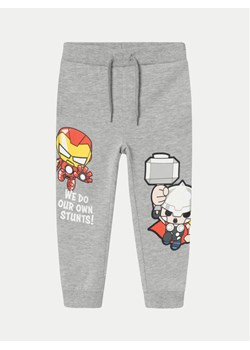 NAME IT Spodnie dresowe MARVEL 13232194 Szary Regular Fit ze sklepu MODIVO w kategorii Spodnie chłopięce - zdjęcie 182668614