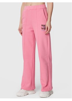 Femi Stories Spodnie dresowe Flare Różowy Relaxed Fit ze sklepu MODIVO w kategorii Spodnie męskie - zdjęcie 182668650