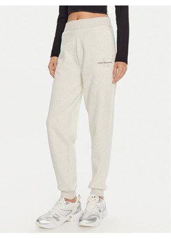 Calvin Klein Jeans Spodnie dresowe Monologo J20J223590 Szary Relaxed Fit ze sklepu MODIVO w kategorii Spodnie damskie - zdjęcie 182668662