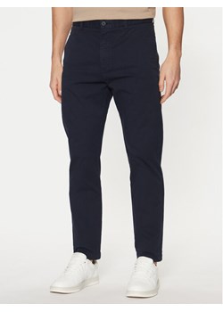 HUGO Chinosy 50530886 Granatowy Slim Fit ze sklepu MODIVO w kategorii Spodnie męskie - zdjęcie 182668764