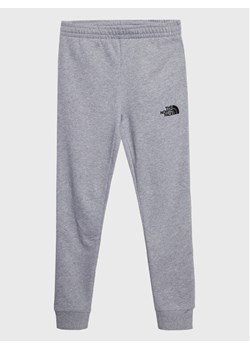 The North Face Spodnie dresowe Teen NF0A82EO Szary Regular Fit ze sklepu MODIVO w kategorii Spodnie chłopięce - zdjęcie 182668813