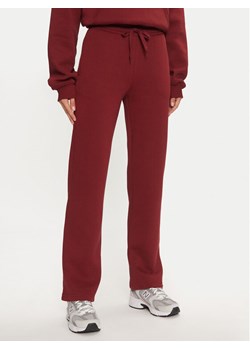 Gina Tricot Spodnie dresowe Basic 21183 Czerwony Relaxed Fit ze sklepu MODIVO w kategorii Spodnie damskie - zdjęcie 182669254