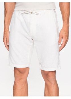 Lindbergh Szorty materiałowe 30-508003 Biały Relaxed Fit ze sklepu MODIVO w kategorii Spodenki męskie - zdjęcie 182669300