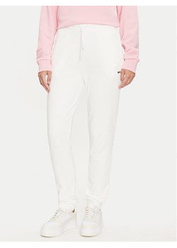 Lacoste Spodnie dresowe XF9216 Écru Regular Fit ze sklepu MODIVO w kategorii Spodnie damskie - zdjęcie 182669694