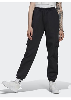 adidas Spodnie dresowe Cargo HM1567 Czarny Regular Fit ze sklepu MODIVO w kategorii Spodnie damskie - zdjęcie 182670111