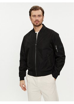 Calvin Klein Kurtka bomber Hero K10K112783 Czarny Regular Fit ze sklepu MODIVO w kategorii Kurtki męskie - zdjęcie 182670154