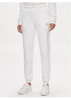 EA7 Emporio Armani Spodnie dresowe 8NTP67 TJTXZ 1100 Biały Regular Fit ze sklepu MODIVO w kategorii Spodnie damskie - zdjęcie 182670291