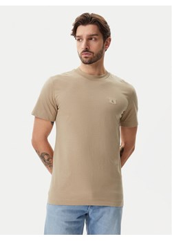 Calvin Klein Jeans T-Shirt J30J327100 Beżowy Regular Fit ze sklepu MODIVO w kategorii T-shirty męskie - zdjęcie 182670571