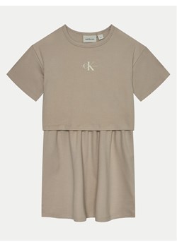 Calvin Klein Jeans Sukienka codzienna IG0IG02770 Beżowy Relaxed Fit ze sklepu MODIVO w kategorii Sukienki dziewczęce - zdjęcie 182670581