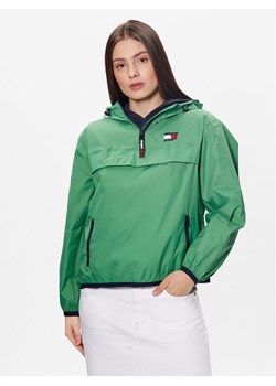 Tommy Jeans Kurtka anorak Chicago DW0DW15333 Zielony Regular Fit ze sklepu MODIVO w kategorii Kurtki damskie - zdjęcie 182670773