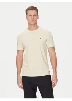 Tommy Hilfiger T-Shirt UM0UM03362 Beżowy Regular Fit ze sklepu MODIVO w kategorii T-shirty męskie - zdjęcie 182671073