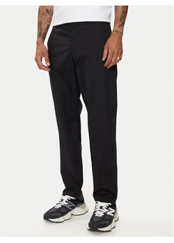 New Balance Spodnie materiałowe Athletics Standard MP43554BK Czarny Regular Fit ze sklepu MODIVO w kategorii Spodnie męskie - zdjęcie 182671410