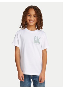 Calvin Klein Jeans T-Shirt Surf Graphic IB0IB02447 Biały Regular Fit ze sklepu MODIVO w kategorii T-shirty chłopięce - zdjęcie 182671722