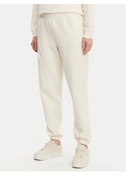 DKNY Spodnie dresowe DP5P3585 Beżowy Regular Fit ze sklepu MODIVO w kategorii Spodnie damskie - zdjęcie 182672112