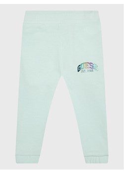 Guess Spodnie dresowe K3RQ11 KA6R0 Zielony Regular Fit ze sklepu MODIVO w kategorii Spodnie dziewczęce - zdjęcie 182672191