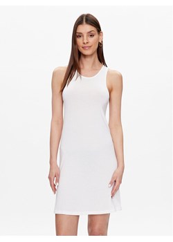 Calvin Klein Swimwear Sukienka plażowa KW0KW02145 Biały Slim Fit ze sklepu MODIVO w kategorii Sukienki - zdjęcie 182672273