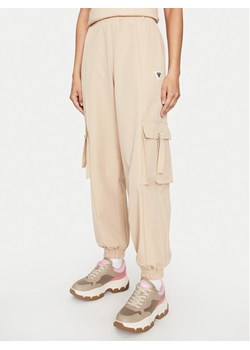 Guess Spodnie cargo Aurelie V4YB06 WG982 Beżowy Regular Fit - id: 0000303932770 - marki Guess - 182672514 Guess Spodnie cargo Aurelie V4YB06 WG982 Beżowy Regular Fit ze sklepu MODIVO w kategorii Spodnie damskie - zdjęcie 182672514