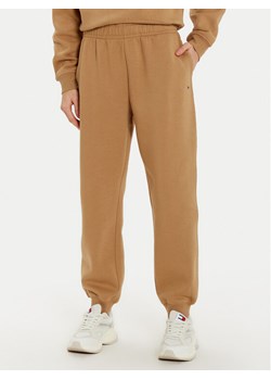Tommy Hilfiger Spodnie dresowe Essential WW0WW45966 Beżowy Regular Fit ze sklepu MODIVO w kategorii Spodnie damskie - zdjęcie 182672872