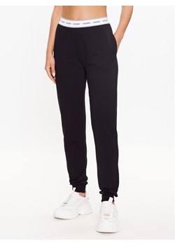 Guess Spodnie piżamowe O3YB00 KBS91 Czarny Regular Fit ze sklepu MODIVO w kategorii Piżamy damskie - zdjęcie 182672892