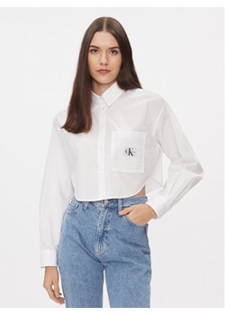 Calvin Klein Jeans Koszula J20J222614 Biały Cropped Fit ze sklepu MODIVO w kategorii Koszule damskie - zdjęcie 182673442