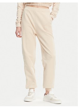 Calvin Klein Jeans Spodnie dresowe J20J225355 Beżowy Regular Fit ze sklepu MODIVO w kategorii Spodnie damskie - zdjęcie 182674153
