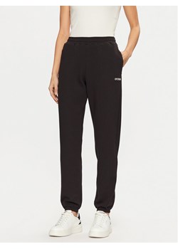 Guess Spodnie dresowe V5RB02 KCLD1 Brązowy Regular Fit ze sklepu MODIVO w kategorii Spodnie damskie - zdjęcie 182674523