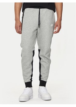 Nike Spodnie dresowe FB8002 Szary Slim Fit ze sklepu MODIVO w kategorii Spodnie męskie - zdjęcie 182674723