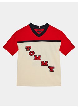 Tommy Hilfiger T-Shirt Varsity Tee S/S KB0KB08676 Czerwony Regular Fit ze sklepu MODIVO w kategorii T-shirty chłopięce - zdjęcie 182674903